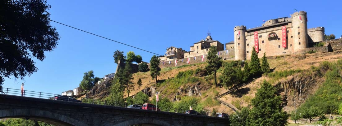 Vista del castillo de Puebla de Sanabria desde el río
