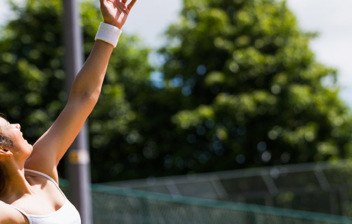 Mujer de espaldas jugando al tenis