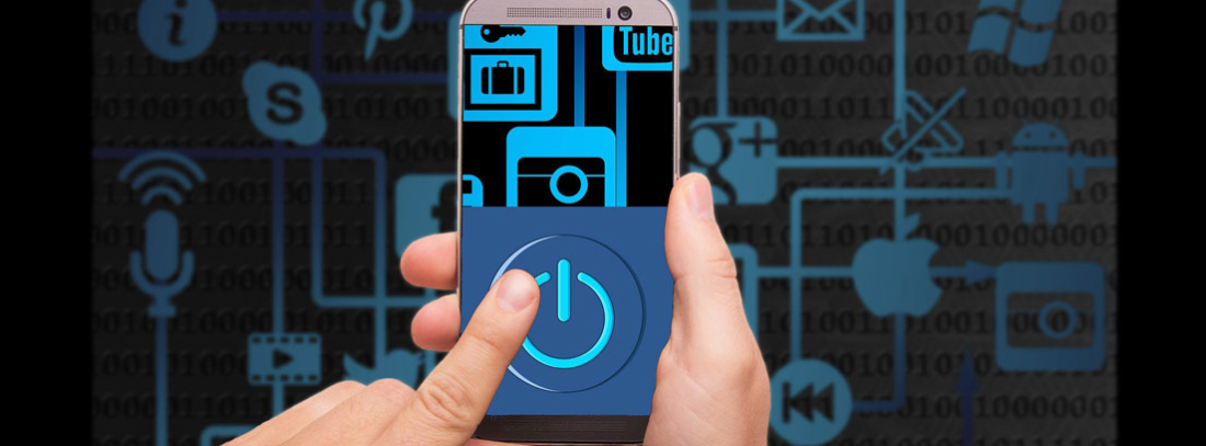 Manos sujetan un móvil sobre fondo de símbolos de Internet.