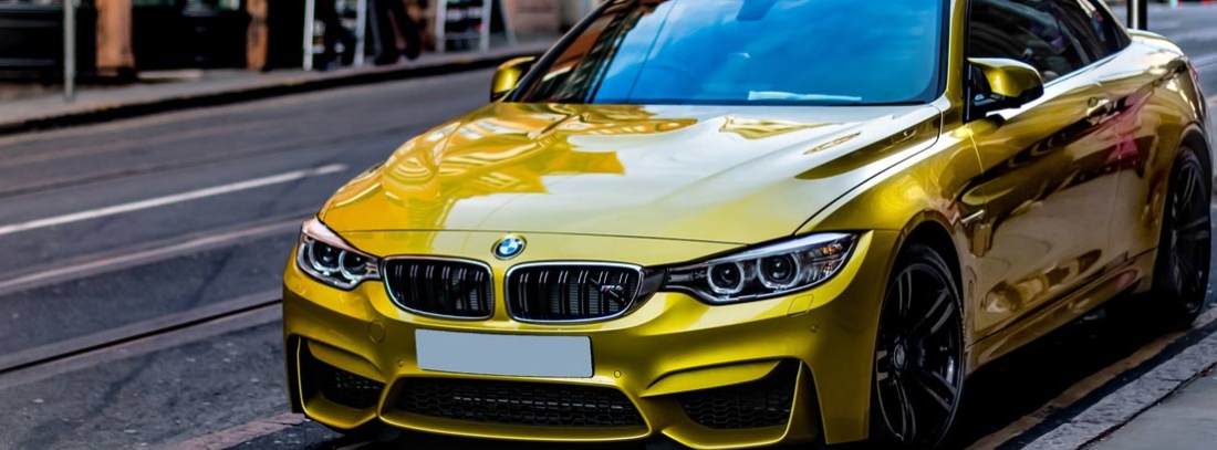 Coche BMW convertible de color amarillo.