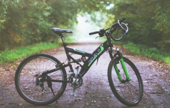 Bicicleta de montaña en un camino