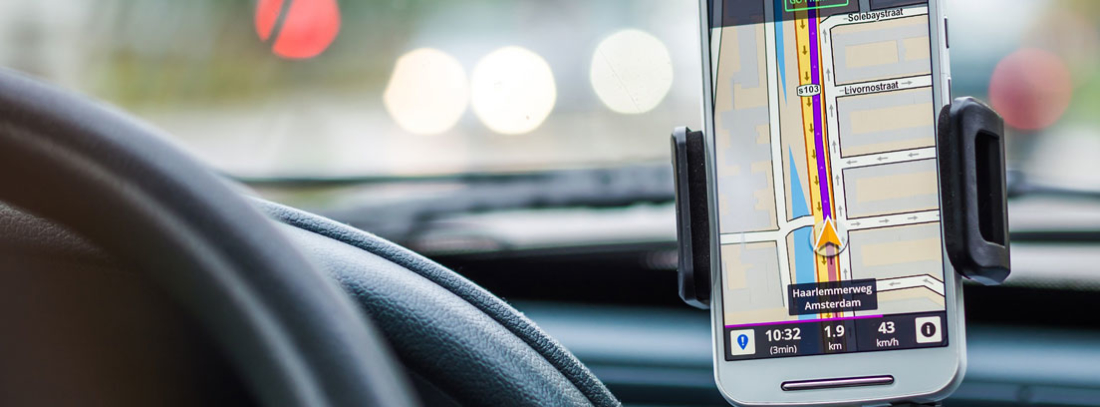 Teléfono móvil en un coche mostrando el navegador