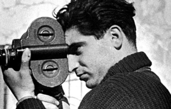 El fotógrafo Robert Capa usando su cámara durante la Guerra Civil Española