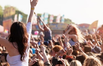 Público en un concierto al aire libre antes un grupo indie