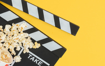 Claqueta con palomitas sobre ella