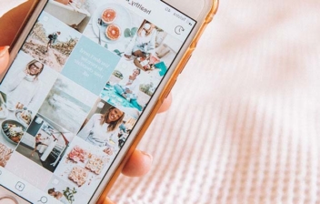 Mano sujeta un móvil con pantalla de fotos de Instagram