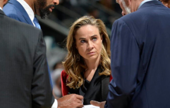 En el centro Becky Hammon, la asistente del entrenador de los San Antonio Spurs.