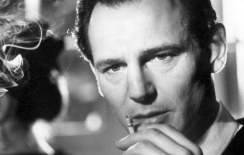 Liam Neeson interpretando a Oscar Schindler en la película de Steven Spielberg La lista de Schindler