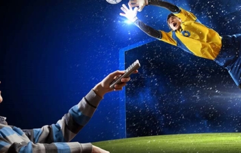 Hombre sentado en un sillón con un mando a distancia viendo un documental de fútbol online