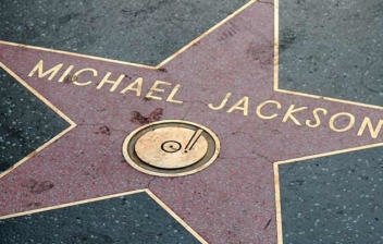 Silueta que recuerda a Michael Jackson bailando