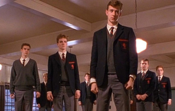 Escena de la película El club de los poetar muertos con los chicos sobre los pupitres