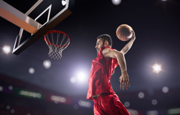 Jugador de baloncesto saltando en una cancha