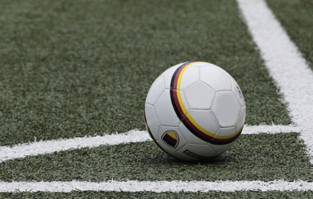 balón de fútbol sobre el terreno de juego