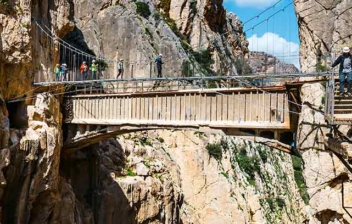 Visitantes cruzando uno de los puentes de El Caminito del Rey
