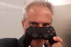 Ramón Pujol, Director Territorial de MAPFRE en Cataluña, con un mando de la PS4 tapándole la cara
